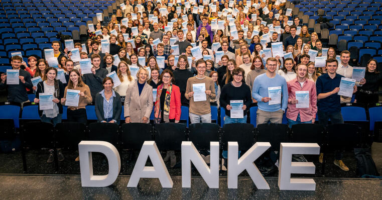 ProTalent-Stipendiaten mit ihren Förderurkunden in der Aula; Link zu www.uni-muenster.de/protalent